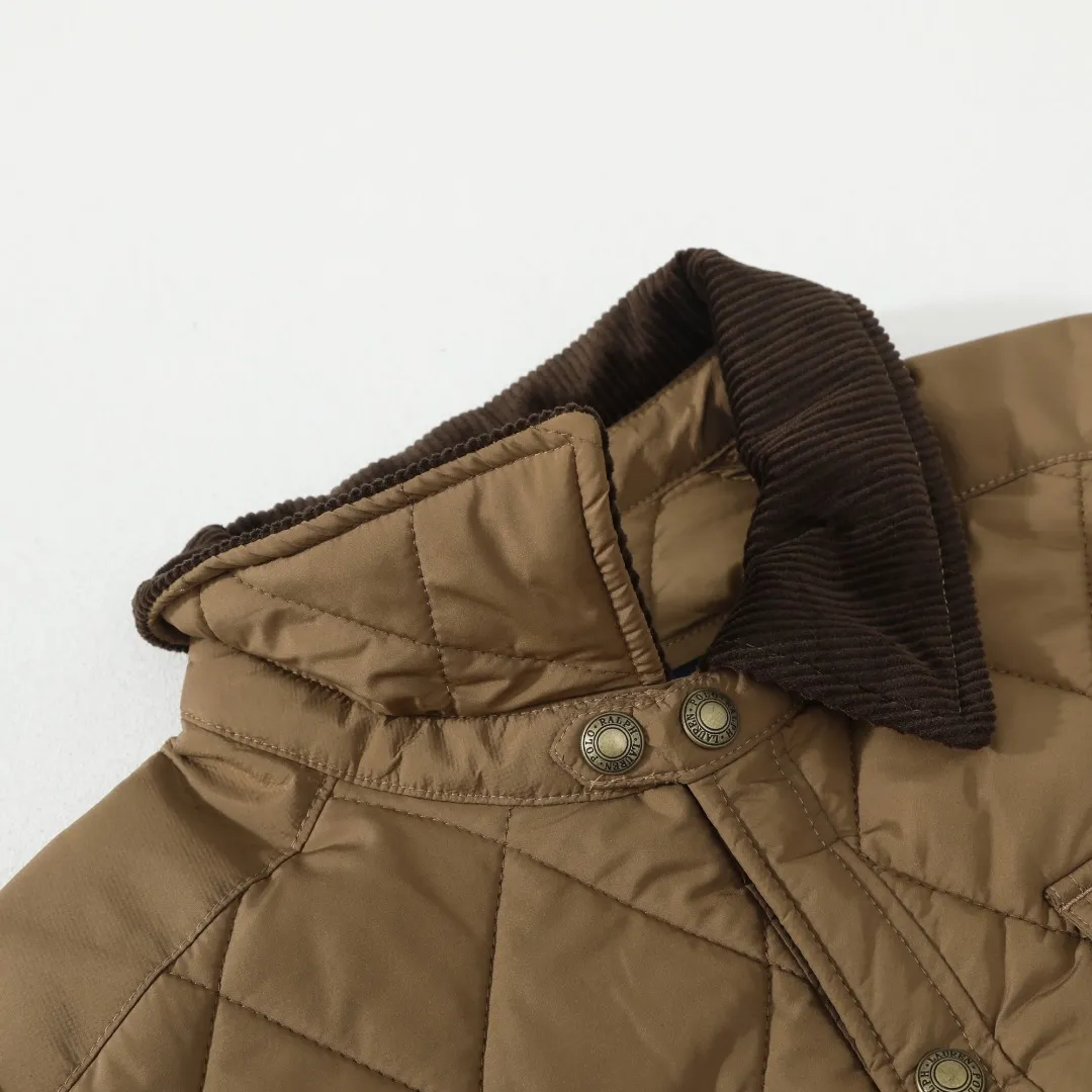 P370 #59 Ralph Lauren classic rhombus quilted cotton jacket for men and women. Inspired by retro workwear, it blends with contemporary British style. The imported machine-pressed rhombus quilting is accurately aligned, and the three-dimensional H-shaped tailoring is neat and slim. It is not bulky when layered in autumn and winter, and still maintains a light style.  Texture is reflected in the details: customized metal buckles, corduroy lapels, breathable eyelets under the arms, and slits on the hem, all replicating the brand's high-end genes. All excipients are standardized!  Five colors to choose from: black/khaki/brown/green/navy blue, easy to switch between commuting, leisure, and travel occasions. Function and appearance coexist: 37.5°C temperature control black technology, breathable and moisture-proof, anti-slip cotton patented fabric, temperature-locking, soft and waxy, durable and stylish. A retro warm-keeping item that can handle low temperatures calmly. The details are all made of craftsmanship, and the style has no limits. It has a classy look that will turn heads.  Color: Khaki Black Navy Green Brown Size: S M L